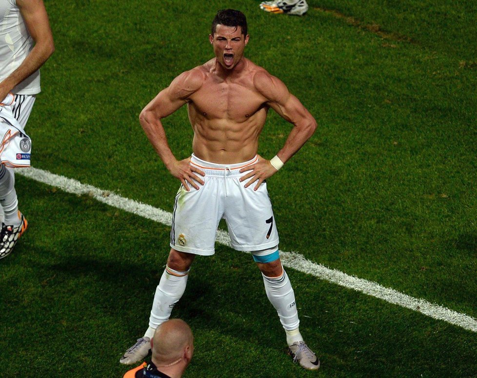 Slavná póza Cristiana Ronalda z finále Ligy mistrů proti Atlétiku Madrid v roce 2014
