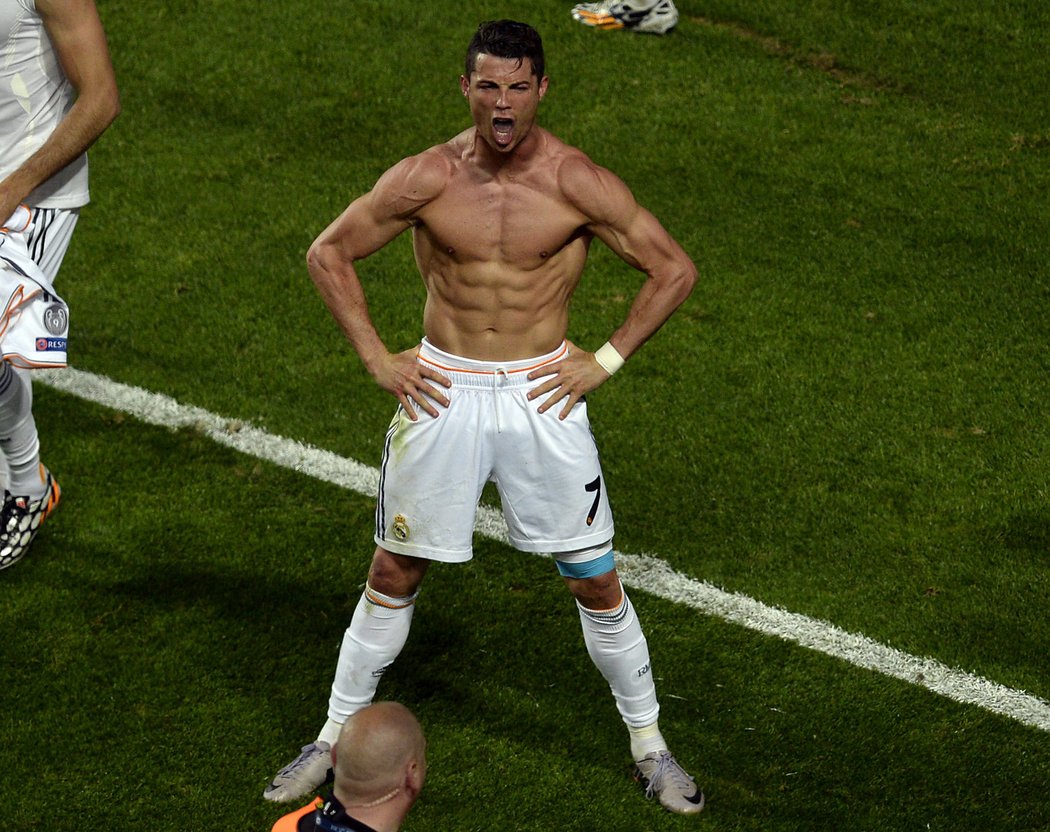 Cristiano Ronaldo pózuje po svém gólu na 4:1 ve finále Ligy mistrů