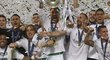 Vítězná bílá vlna zalila Milán. Fotbalisté Realu Madrid vyhráli Ligu mistrů a laskali se s pohárem.