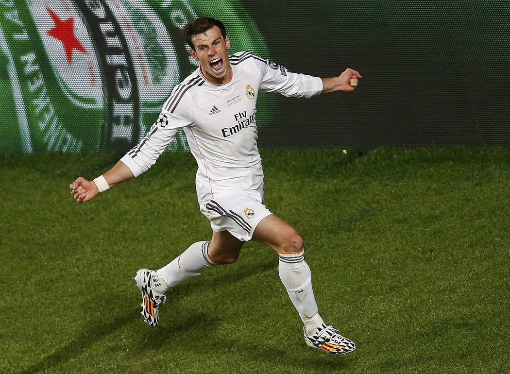 Gareth Bale se raduje z rozhodujícího gólu v prodloužení finále Ligy mistrů