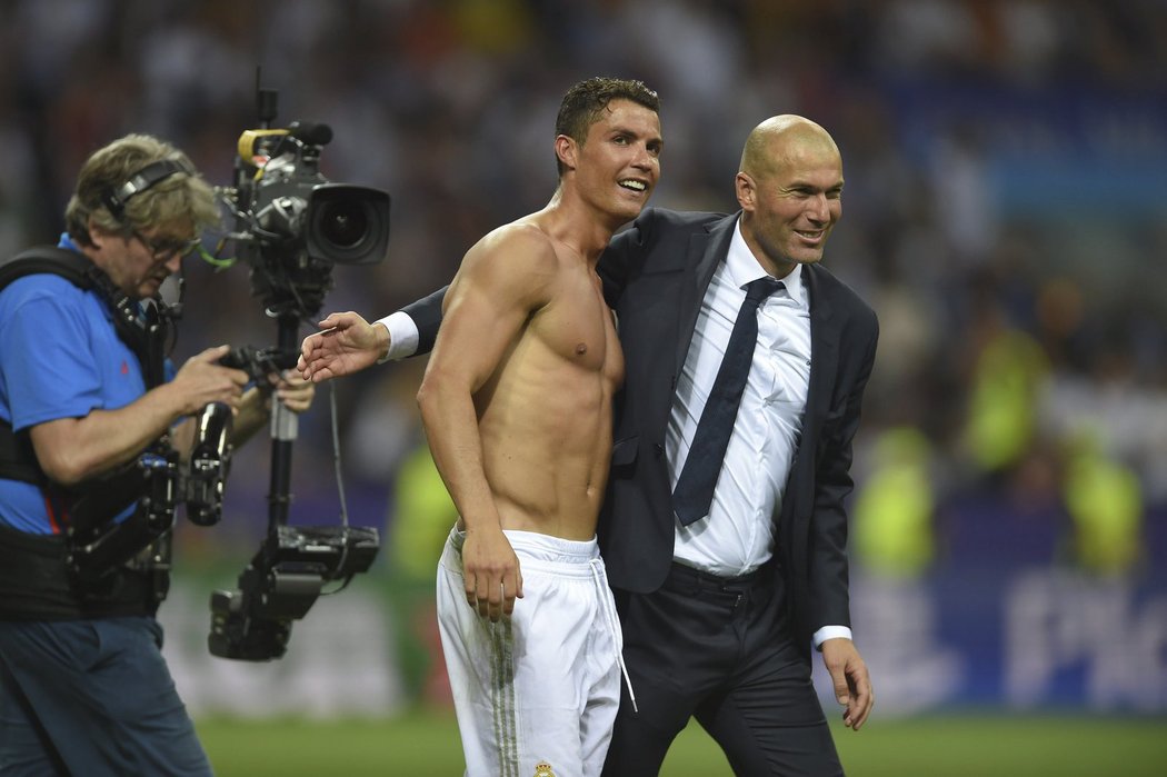 Trenér Realu Madrid Zinedine Zidane s hrdinou finále Ligy mistrů Cristianem Ronaldem. &#34;Bílý balet&#34; vyhrál nad Atlétikem po penaltovém rozstřelu.