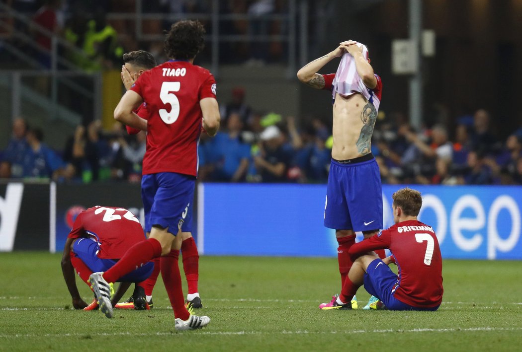 Zklamaní hráči Atlétika Madrid po finále Ligy mistrů, které vyhrál Real Madrid po penaltovém rozstřelu.