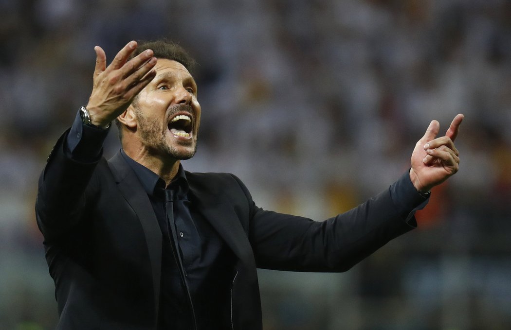 Diego Simeone, trenér Atlétika Madrid, během finále Ligy mistrů gestikuloval směrem k hráčům i divákům. Nakonec jeho tým prohrál po penaltovém rozstřelu.