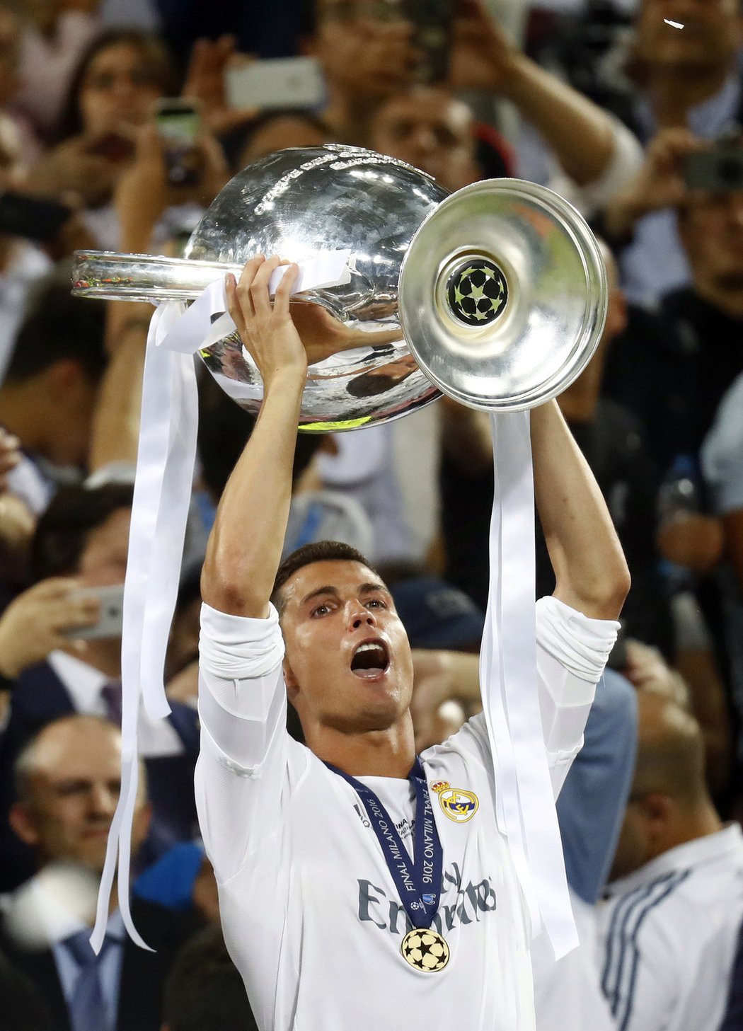 CR7 s trofejí pro vítěze Ligy mistrů. Cristiano Ronaldo proměnil rozhodující penaltu a Real Madrid mohl slavit.