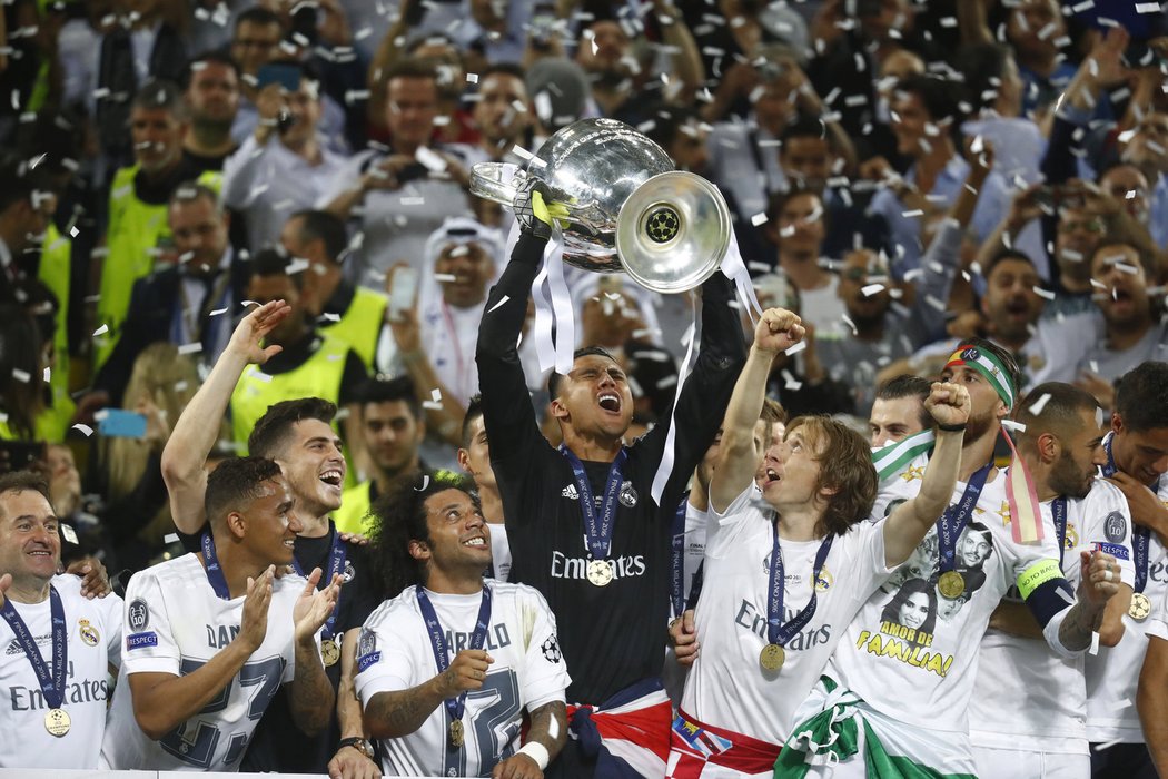 Bílý balet a jeho tanec s pohárem pro vítěze Ligy mistrů. Real Madrid porazil po penaltovém rozstřelu Atlético.