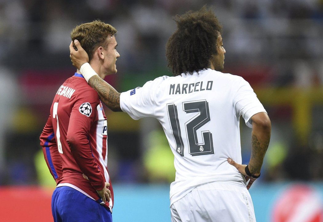 Marcelo z Realu Madrid utěšuje Antoineho Griezmanna z Atlétika, který nedal penaltu ve finále Ligy mistrů