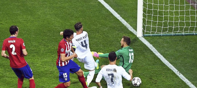 Sergio Ramos překonává brankáře Atlétika Oblaka ve finále Ligy mistrů