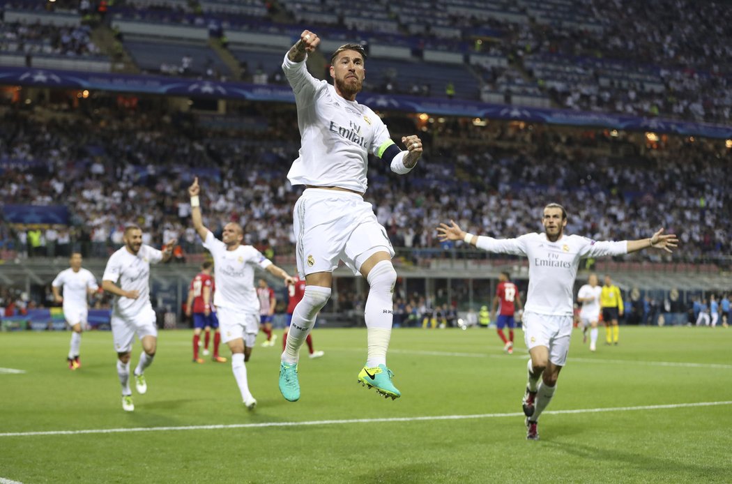 Sergio Ramos z Realu Madrid slaví brzký gól ve finále Ligy mistrů proti Atlétiku