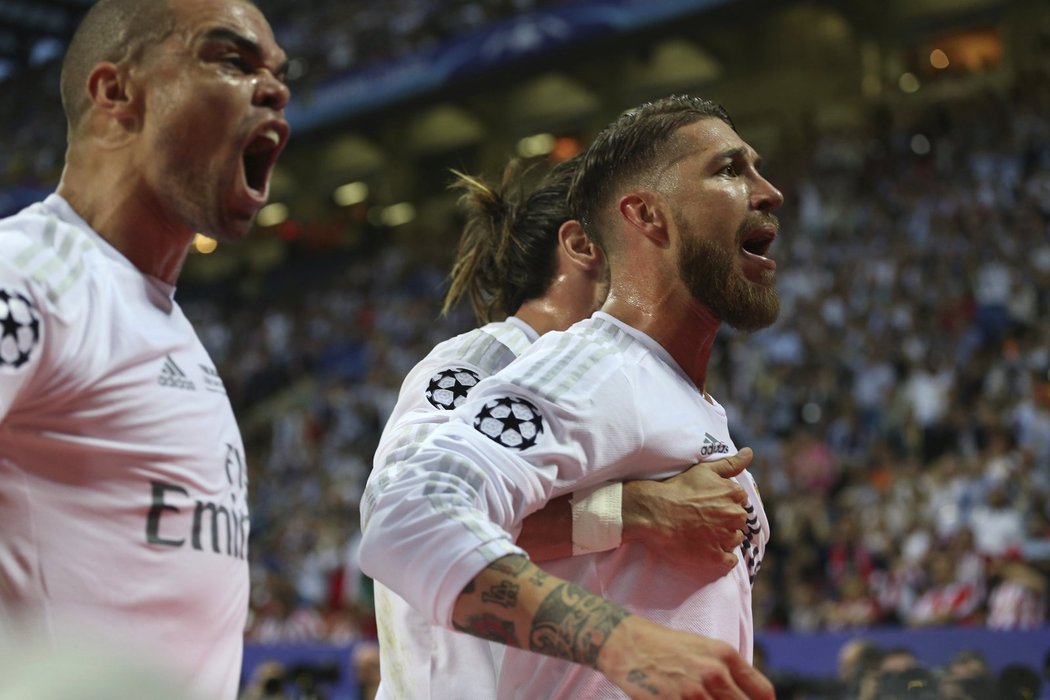 Sergio Ramos se raduje se spoluhráči z Realu Madrid z úvodního gólu ve finále Ligy mistrů proti Atlétiku