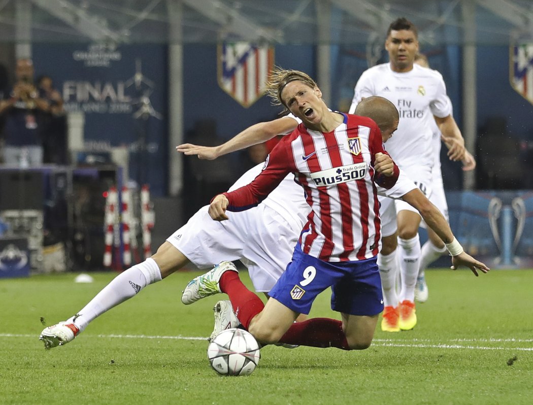Fernando Torres padá po zákroku Pepého, střelec Atlétika Antoine Griezmann ovšem penaltu neproměnil