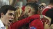 Nejsladší gólová oslava? Belgický fotbalista Yannick Carrasco po vyrovnání ve finále Ligy mistrů proti Realu Madrid líbá svoji přítelkyni Noémii Happartovou