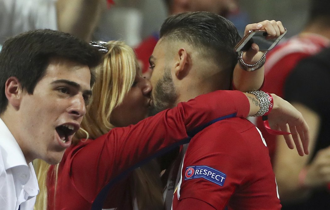 Nejsladší gólová oslava? Belgický fotbalista Yannick Carrasco po vyrovnání ve finále Ligy mistrů proti Realu Madrid líbá svoji přítelkyni Noémii Happartovou