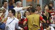 Dojemná gólová oslava Yannicka Carrasca po jeho vyrovnání ve finále Ligy mistrů proti Realu - doběhl ke své přítelkyni a dal jí sladkou pusu