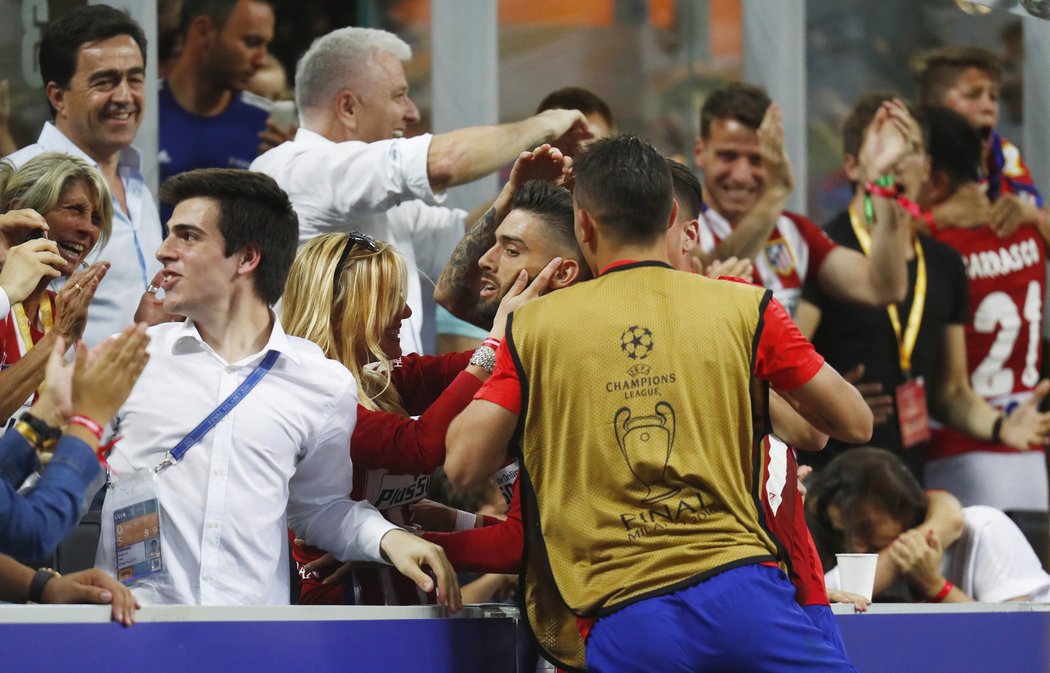 Dojemná gólová oslava Yannicka Carrasca po jeho vyrovnání ve finále Ligy mistrů proti Realu - doběhl ke své přítelkyni a dal jí sladkou pusu