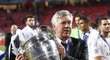 Italský kouč vítěze Ligy mistrů Carlo Ancelotti s pohárem