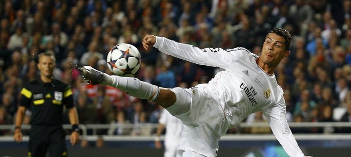 Cristiano Ronaldo bojoval, ale ve finále Ligy mistrů svůj střelecký účet nerozšířil. Atlético Madrid vedlo 1:0.