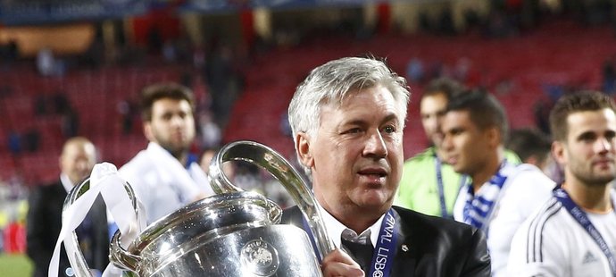 Italský kouč vítěze Ligy mistrů Carlo Ancelotti s pohárem