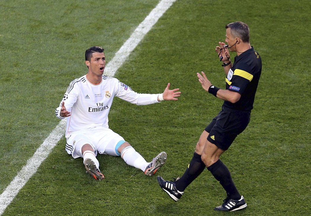 To snad ne! Cristiano Ronaldo vyčítavě hledí na rozhodčího při finále Ligy mistrů mezi Realem Madrid a Atlétikem