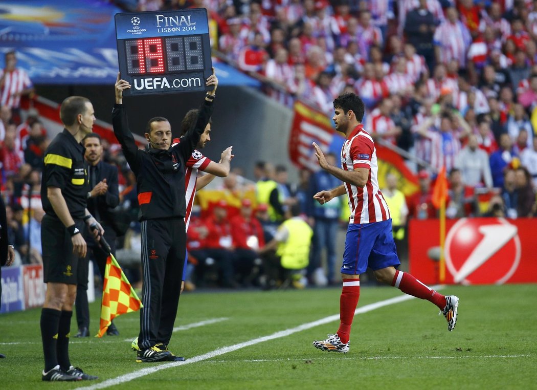 Diego Costa, hvězda Atlétika Madrid, střídá už po necelých deseti minutách finále Ligy mistrů s Realem Madrid