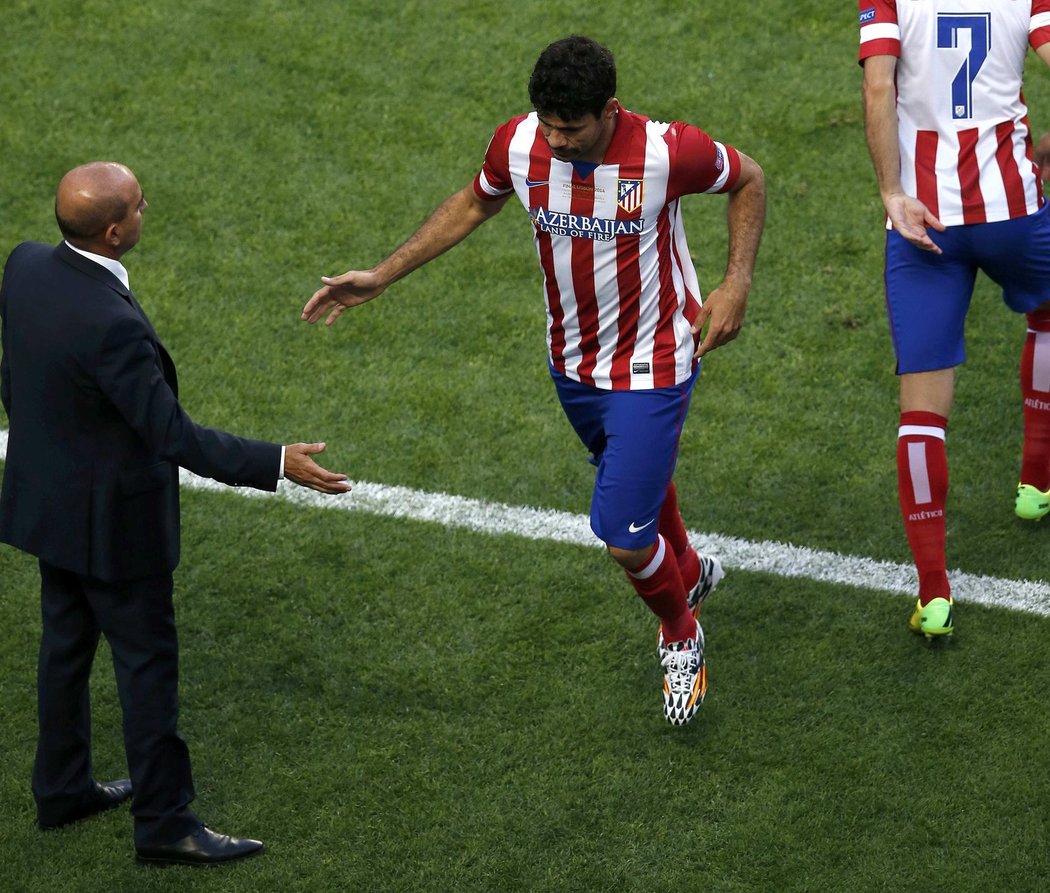 Diego Costa, hvězda Atlétika Madrid, střídá už po necelých deseti minutách finále Ligy mistrů s Realem Madrid
