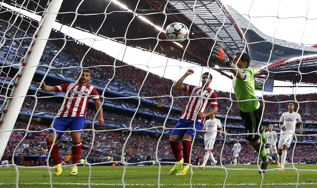 Iker Casillas se marně sápe po míči ve finále Ligy mistrů, Atlético Madrid vede 1:0 nad Realem