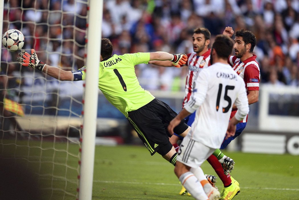 Iker Casillas se marně sápe po míči ve finále Ligy mistrů, Atlético Madrid vede 1:0