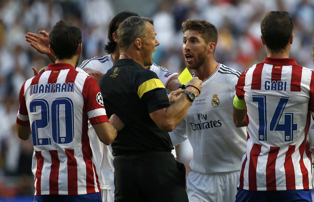 Obránce Realu Madrid Sergio Ramos diskutuje se sudím při finále Ligy mistrů, kde Bílý balet hrál proti Atlétiku