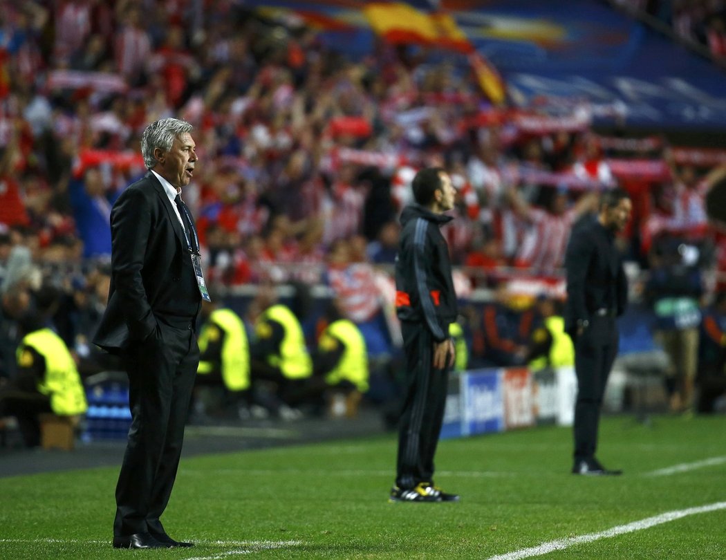Italský trenér Realu Madrid Carlo Ancelotti před lavičkou při finále Ligy mistrů