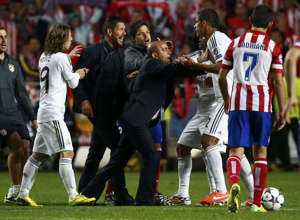 Trenér Atlétika Madrid neudržel nervy a v závěru prodloužení finále Ligy mistrů se dostal do konfliktu s Varanem z Realu Madrid