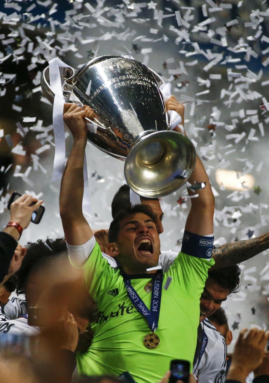 Iker Casillas s pohárem pro vítěze Ligy mistrů. Real Madrid zvátězil nad Atlétikem 4:1 po prodloužení