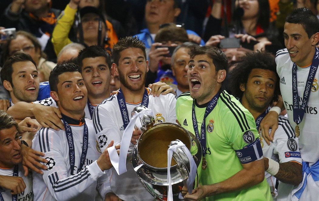 Gólman Realu Madrid Iker Casillas s pohárem pro vítěze Ligy mistrů. Bílý balet vyhrál nad Atlétikem 4:1 po prodloužení