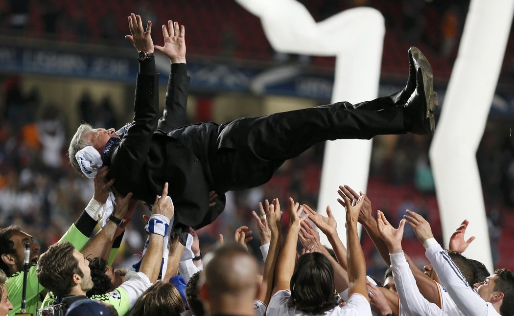 Hráči Realu Madrid po triumfu v Lize mistrů oslavovali, nad jejich hlavami létal kouč Ancelotti