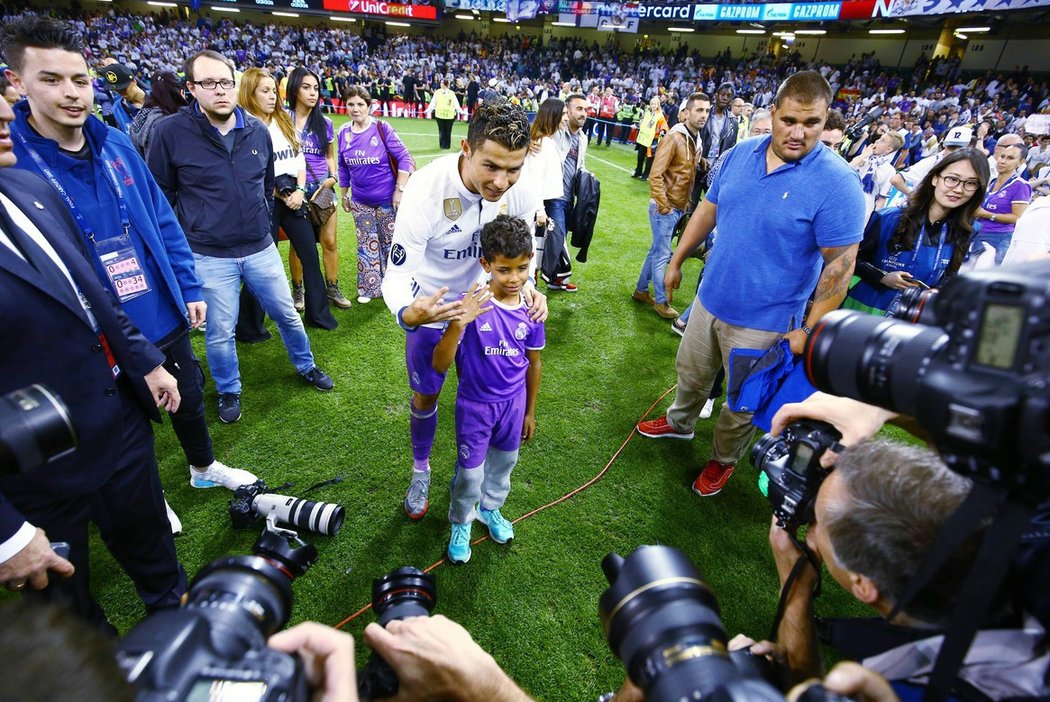 Cristiano Ronaldo slavil titul v Lize mistrů, jeho syn na hřišti neudržel slzy