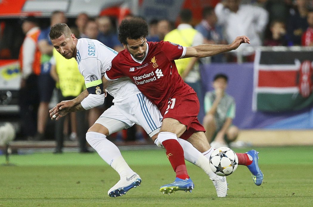 Sergio Ramos v osudném souboji s Mohamedem Salahem ve finále Ligy mistrů. Egypťan se zraněným ramenem musel střídat...