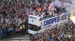 Otevřený autobus s fotbalisty Realu projíždí mezi fanoušky slavícími triumf v Lize mistrů