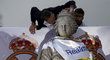 Sergio Ramos při oslavách Realu líbá sochu na fontáně Cibeles na stejnojmenném náměstí v Madridu