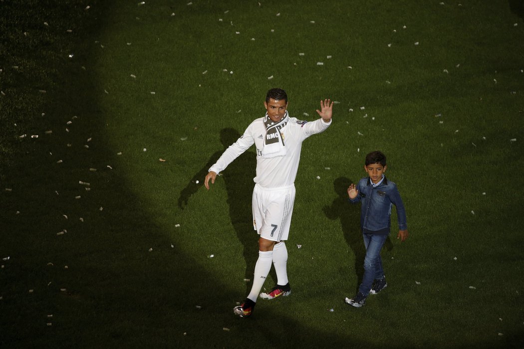 Cristiano Ronaldo si stejně jako jeho spoluhráči přivedl na stadion svého syna