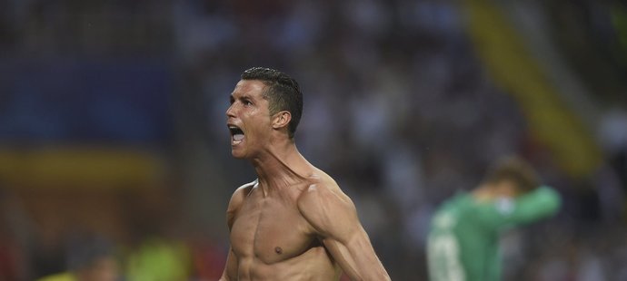 Euforie Cristiana Ronalda poté, co rozhodl o triumfu Realu Madrid ve finále Ligy mistrů.