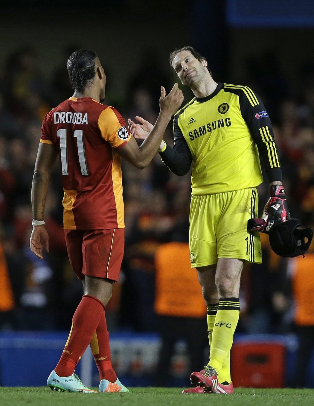Didier Drogba se po utkání Galatasaraye s Chelsea zdraví s Petrem Čechem