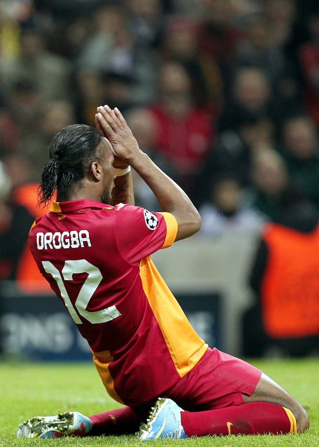 Útočník Galatasaraye Didier Drogba sice žehrá nad tím, že zahodil velkou šanci v odvetném čtvrtfinále Ligy mistrů s Realem Madrid, nakonec ale dal gól patičkou a fanoušci šíleli