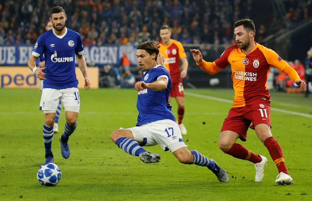 Benjamin Stambouli (uprostřed) v souboji se Sinanem Gumusem (vpravo) během zápasu Galatasaray se Schalke