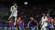 Gareth Bale skáče na vysoký centr v duelu Viktorie Plzeň s Realem Madrid
