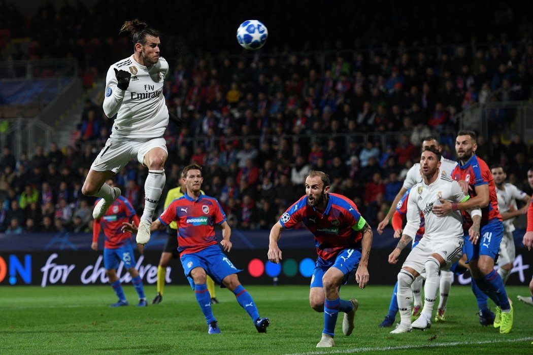 Gareth Bale skáče na vysoký centr v duelu Viktorie Plzeň s Realem Madrid