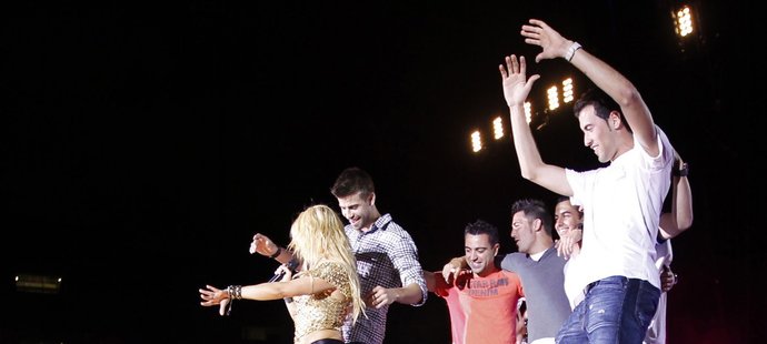 Gerard Pique a jeho parťáci z Barcelony se objevili na pódiu na koncertě Shakiry na olympijském stadionu den po triumfu v Lize mistrů