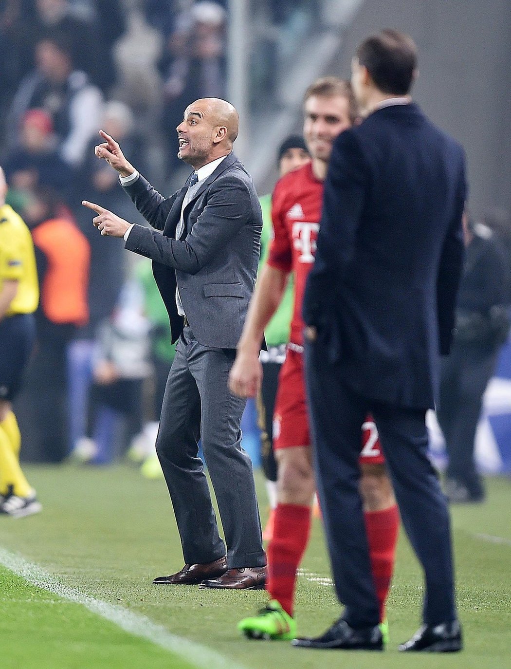 Trenér Bayernu Pep Guardiola uděluje pokyny během zápasu