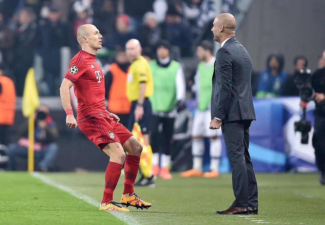 Trenér Bayernu Pep Guardiola s Arjenem Robbenem