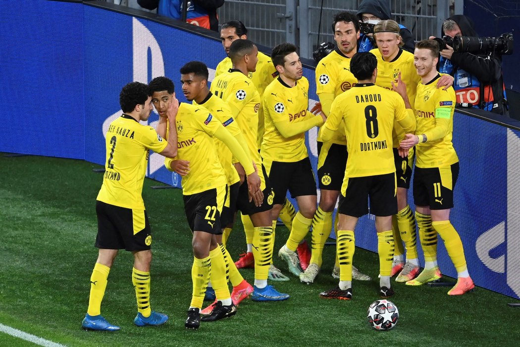 Radost hráčů Dortmundu po gólu Judeho Bellinghama proti Manchesteru City