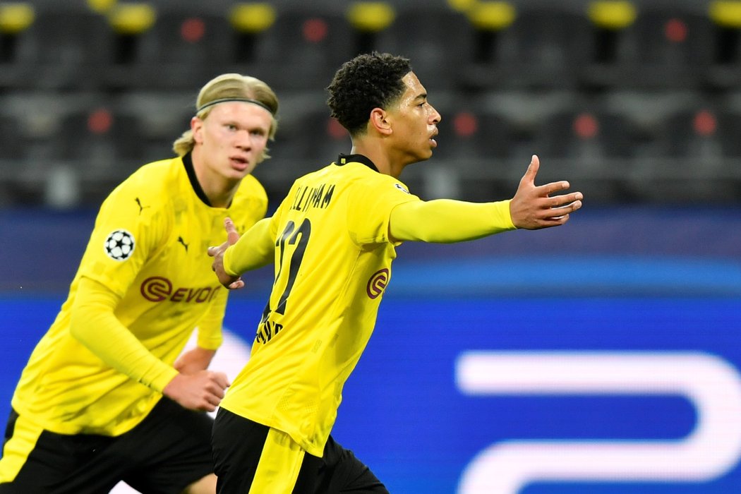 Dortmundský Jude Bellingham (vpravo) oslavuje s Erlingem Haalandem svou trefu proti Manchesteru City