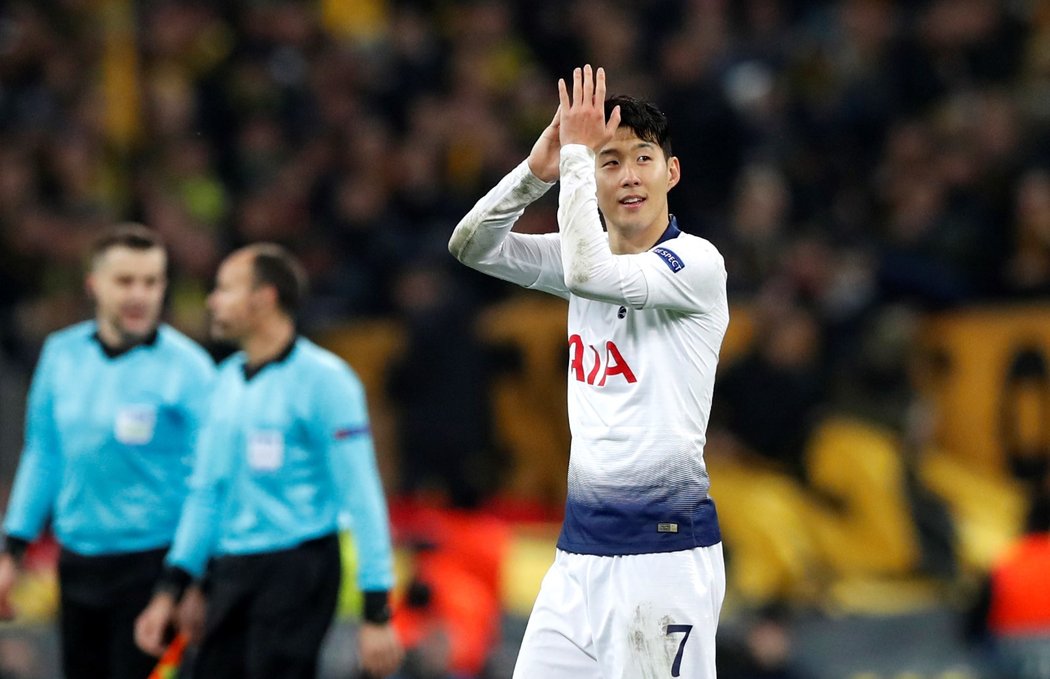 Heung-Min Son děkuje fanouškům po výhře nad Dortmundem