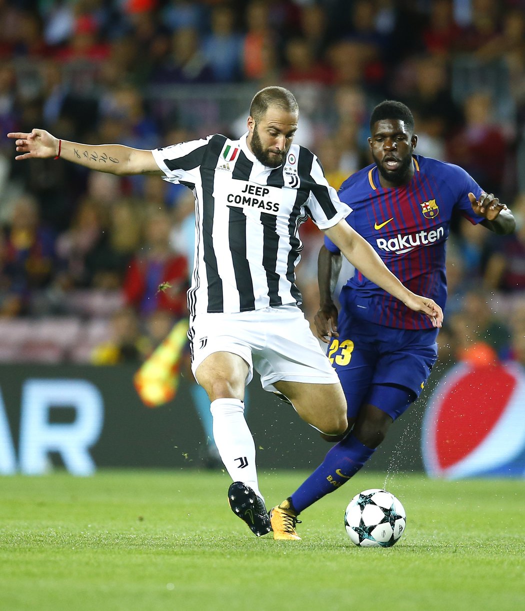 Gonzalo Higuaín v souboji s barcelonským Semedem